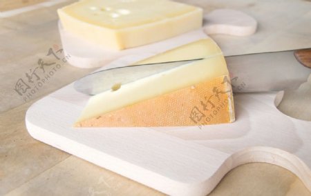 砧板上的刀切奶酪图片