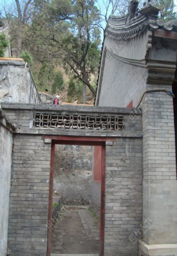 潭柘寺的古门古墙壁图片