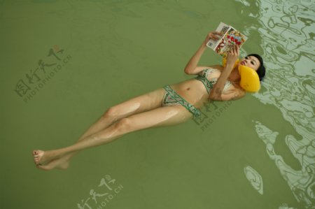 中国死海室内热漂图片