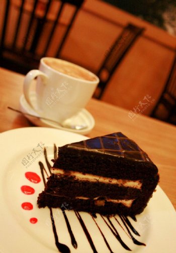 巧克力蛋糕和咖啡图片