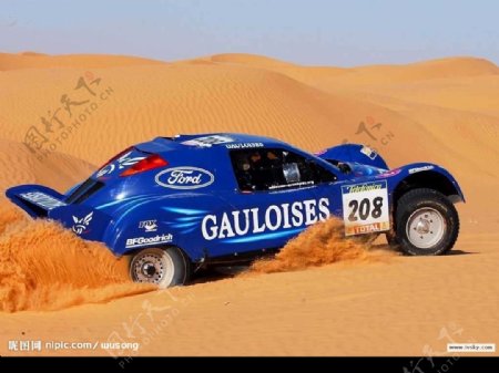 沙漠的赛车图片