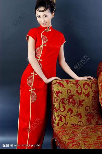 红色旗袍美女与红色椅子图片