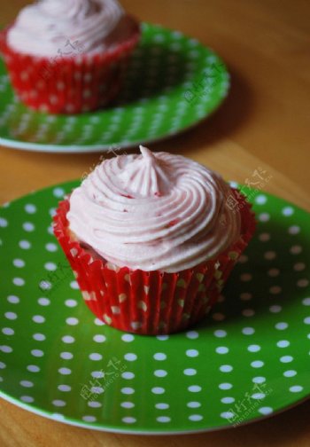 红草莓奶油纸托蛋糕图片