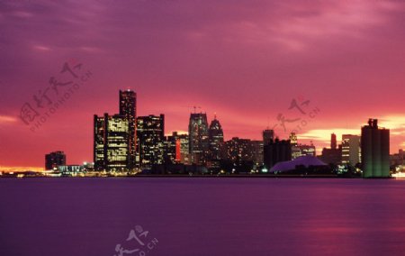 紫色调城市夜景建筑海图片
