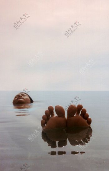 沉浴水中水中冥想海水中的女人图片