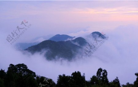云雾缭绕巒峰图片