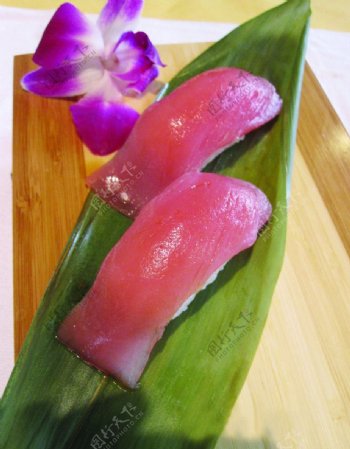吞拿鱼寿司图片