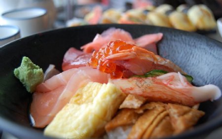 满满生鱼片的海景寿司图片
