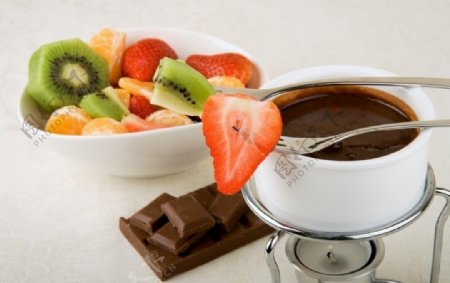 高清草莓牛奶草莓牛奶咖啡水果果盘巧克力杯子图片
