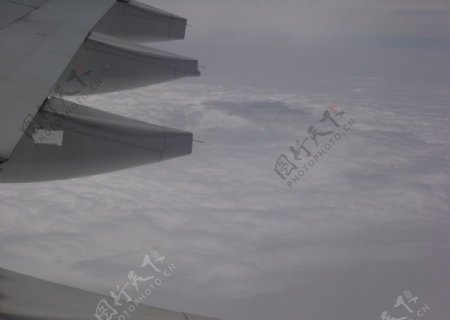 机翼和云海图片
