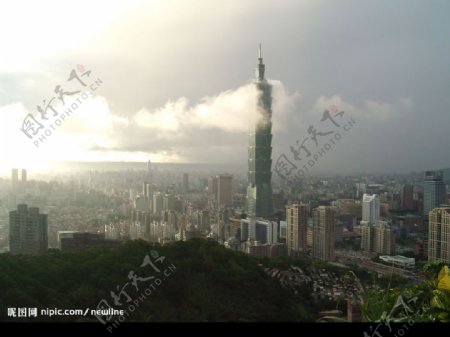 雲霧中的台北101图片
