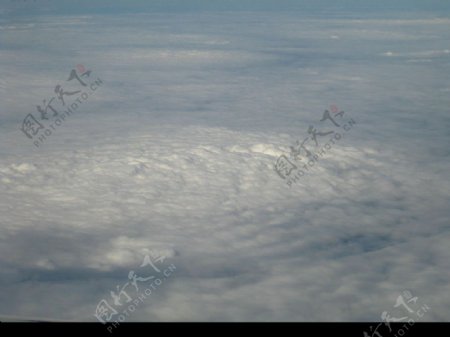 云朵上的漩涡图片