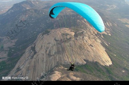山谷中的滑翔伞图片
