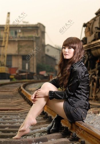 铁路美腿美女图片