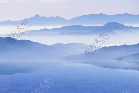 群山湖泊摄影图图片