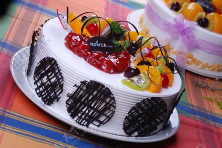 白色奶油水果生日蛋糕图片