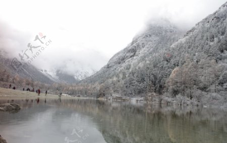 雪山美湖图片