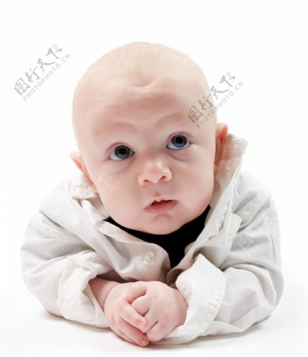 黑眼晴黄头发的好奇男宝宝图片