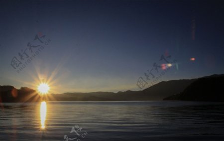 日出泸沽湖图片