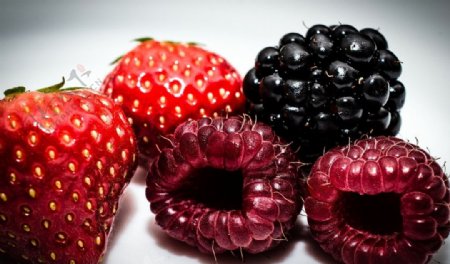 草莓树莓图片