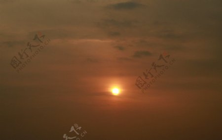 多云的朝阳图片