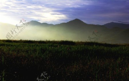 泸沽湖晨光图片