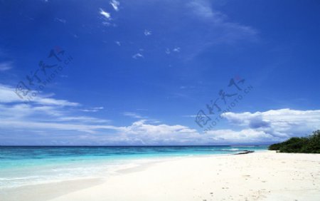 蓝天白云大海沙滩图片
