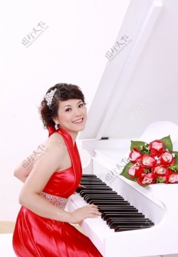美女红色无袖晚装婚礼服钢琴图片