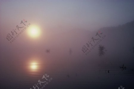 红日湖泊青山图片