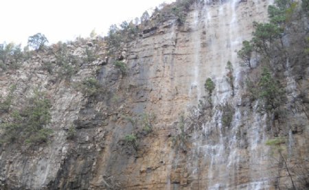山崖瀑布图片