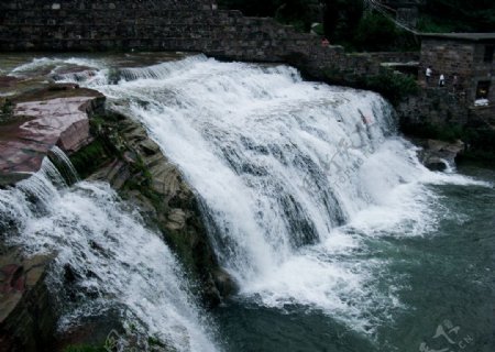 山中溪瀑图片