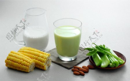 玉米西芹杏仁牛奶图片