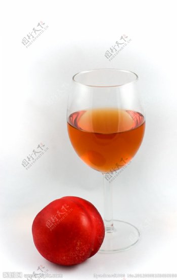 红酒和桃子图片
