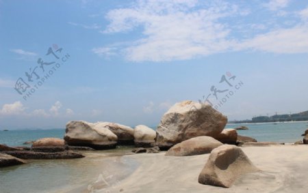 蓝天白云大海沙滩岩石图片