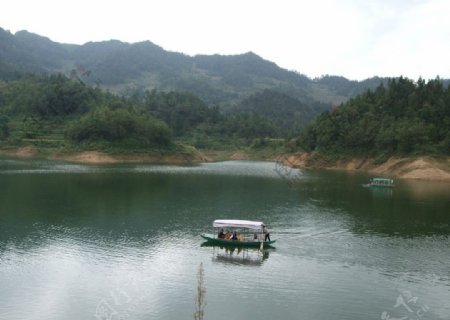 高原平湖图片