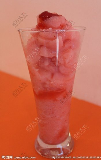 草莓水果冰沙图片