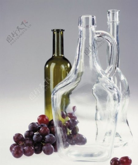 酒杯葡萄红酒图片
