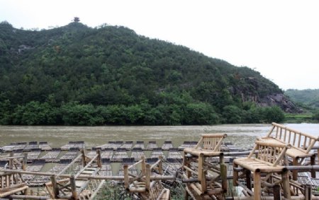 河流上的竹排图片