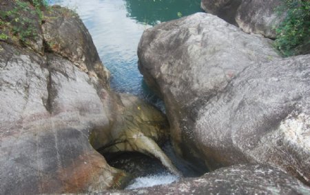 岩石水流图片
