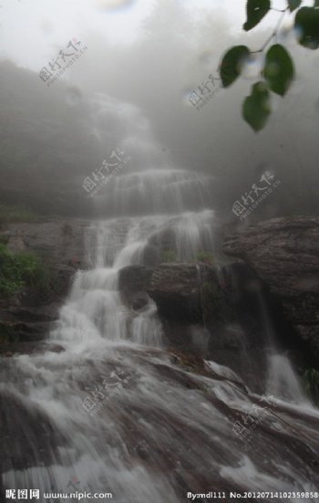 安吉石塔底自然村山顶上的瀑布图片