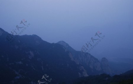 初晨的泰山图片