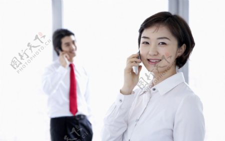 商务人士商务男人女人白领女士男士打电话通讯联系图片