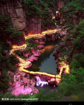 红石峡夜景图片