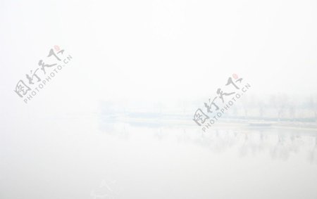 浓雾河畔图片