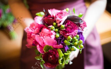 粉色婚礼手捧花束图片