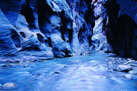 峡谷水流图片