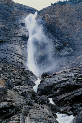 悬崖间的小瀑布图片