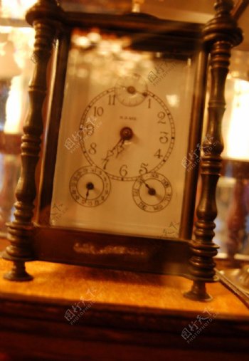 红酒餐厅的老式钟表图片