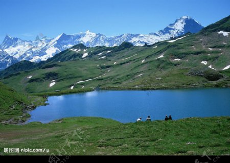 雪山湖泊图片