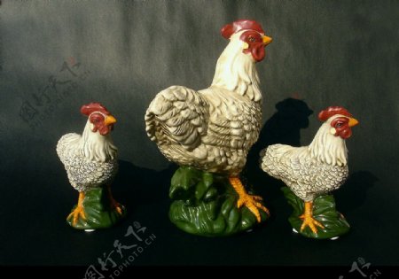 三只陶瓷大公鸡图片
